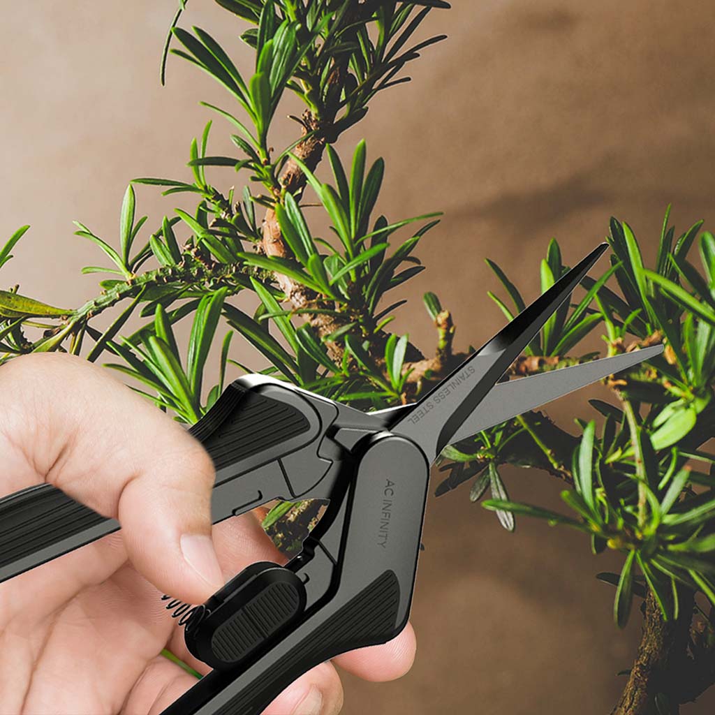 Steel pruning shears with curved blades, ergonomic and lightweight